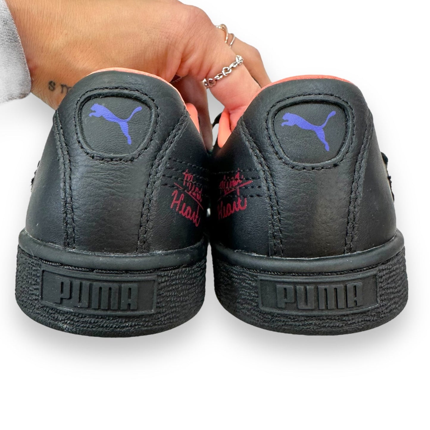 Shoes Sneakers By Puma In Black, Size: 6