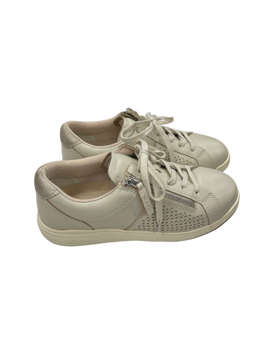 Shoes Sneakers By Earth In Cream, Size: 8.5