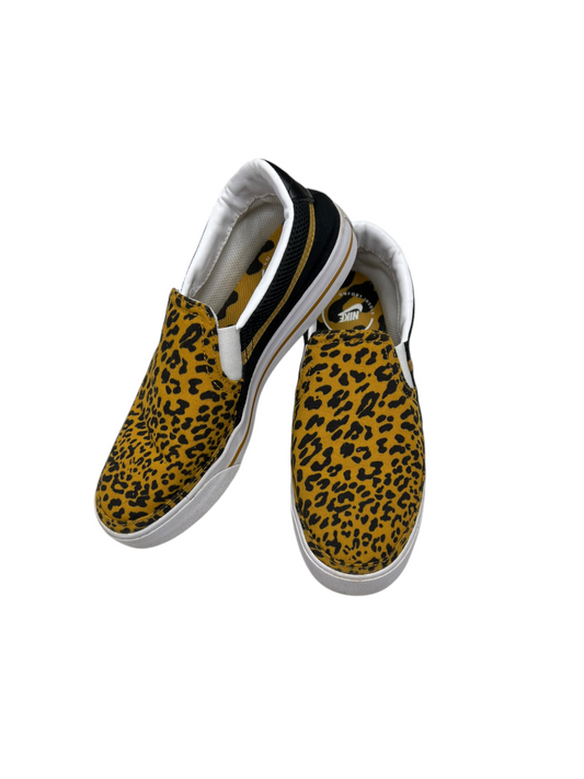 Shoes Flats By Nike In Animal Print, Size: 7