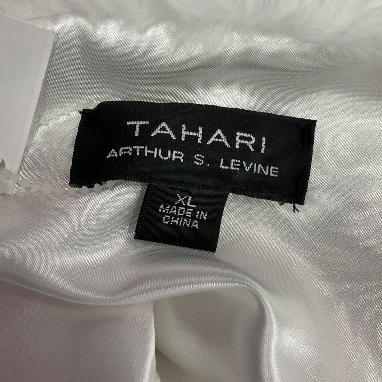 Shawl By Tahari By Arthur Levine In White, Size: Xl