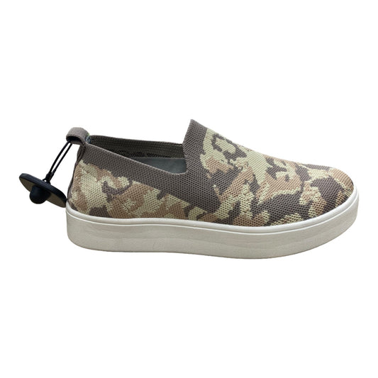 Shoes Sneakers By Bernie Mev In Camouflage Print, Size: 5.5