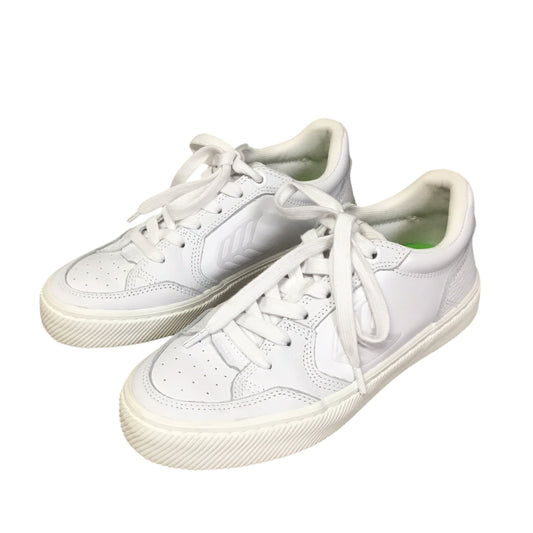 Shoes Sneakers By Cariuma In White, Size: 7