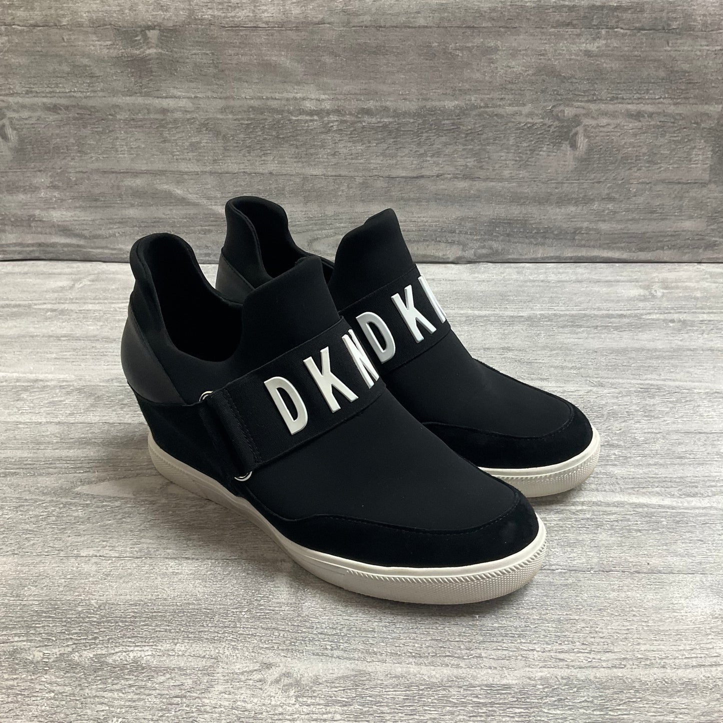 Shoes Sneakers By Dkny In Black & White, Size: 9.5