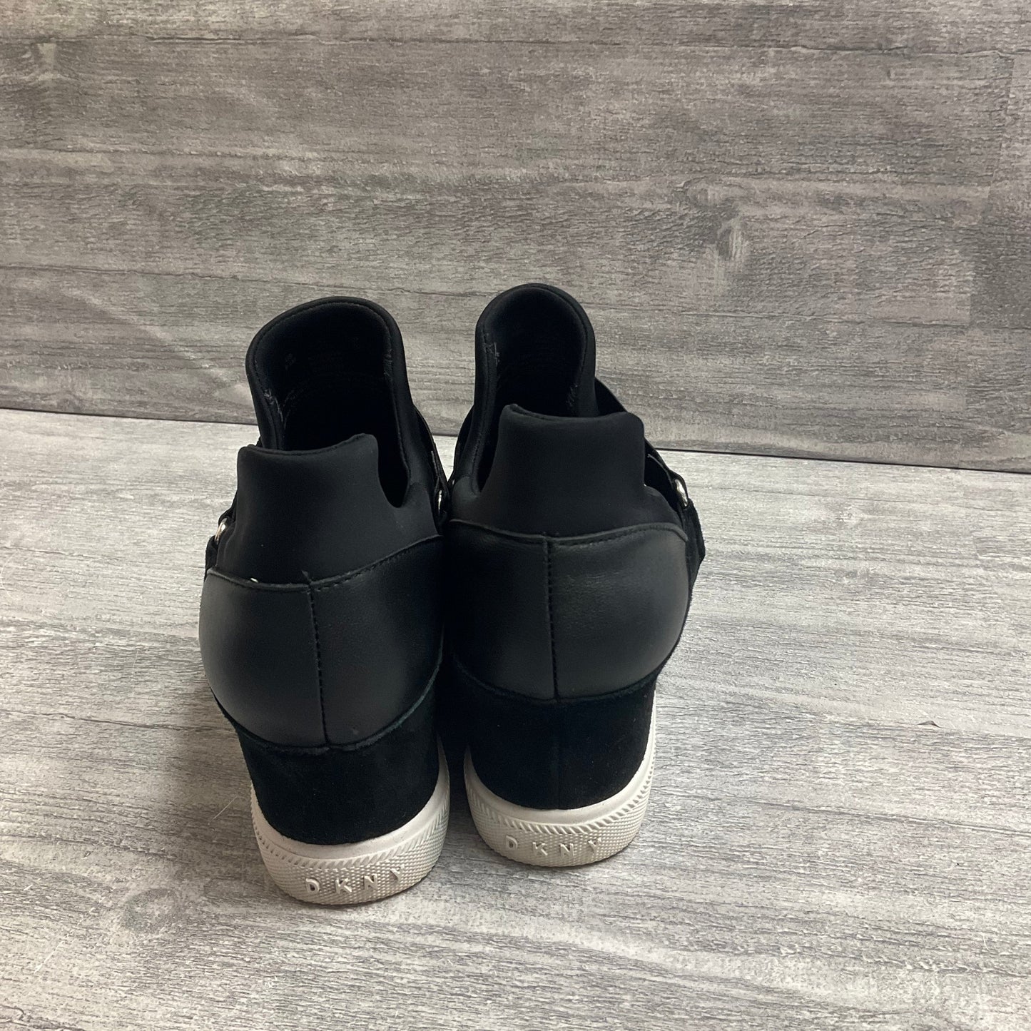 Shoes Sneakers By Dkny In Black & White, Size: 9.5