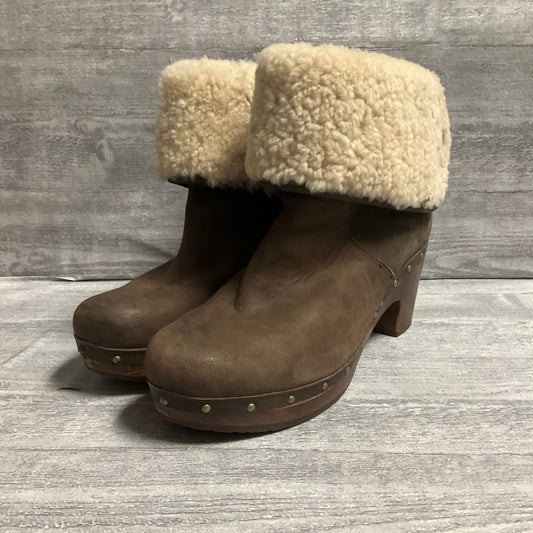 Boots Designer By Ugg In Brown, Size: 9