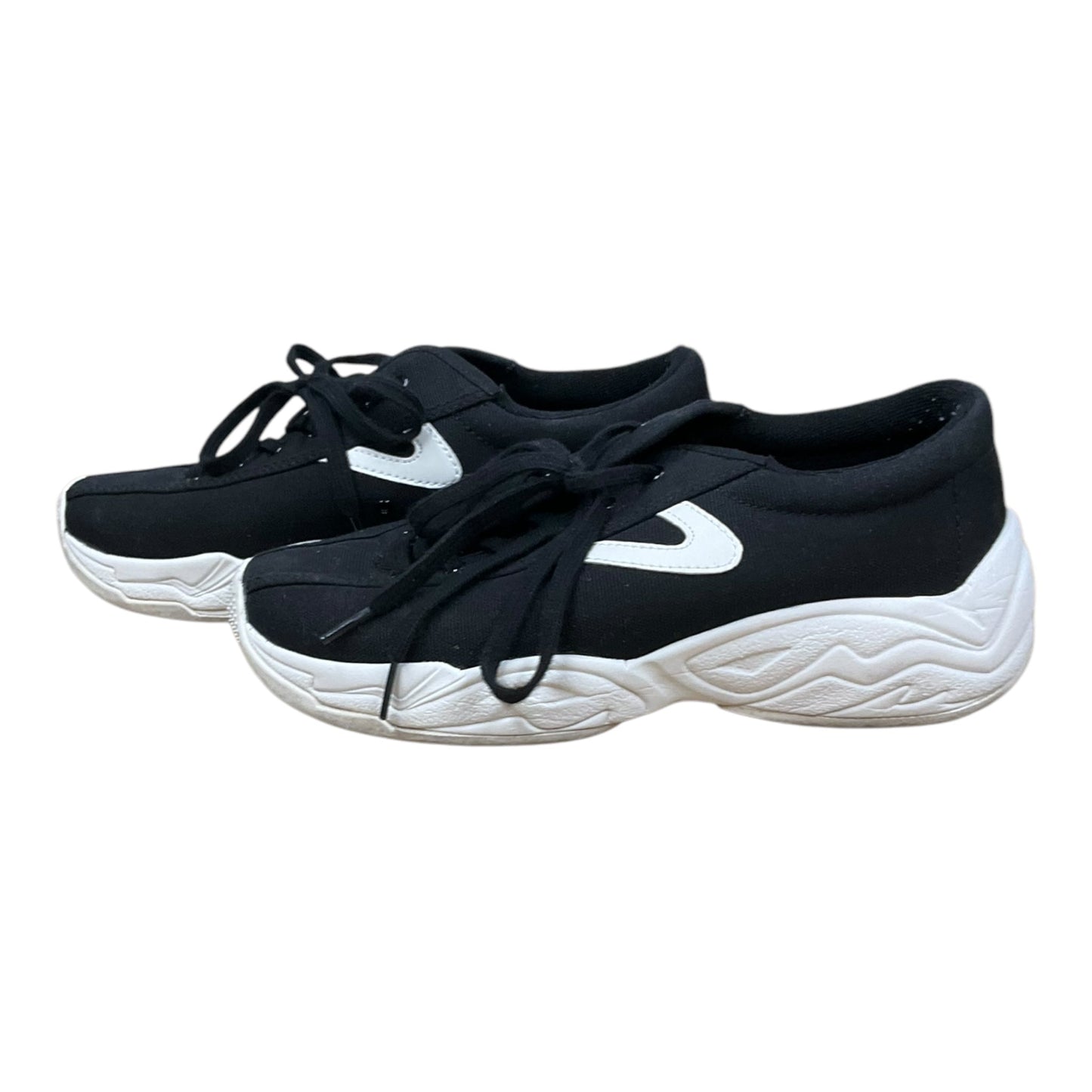 Shoes Sneakers By Cmc In Black & White, Size: 9