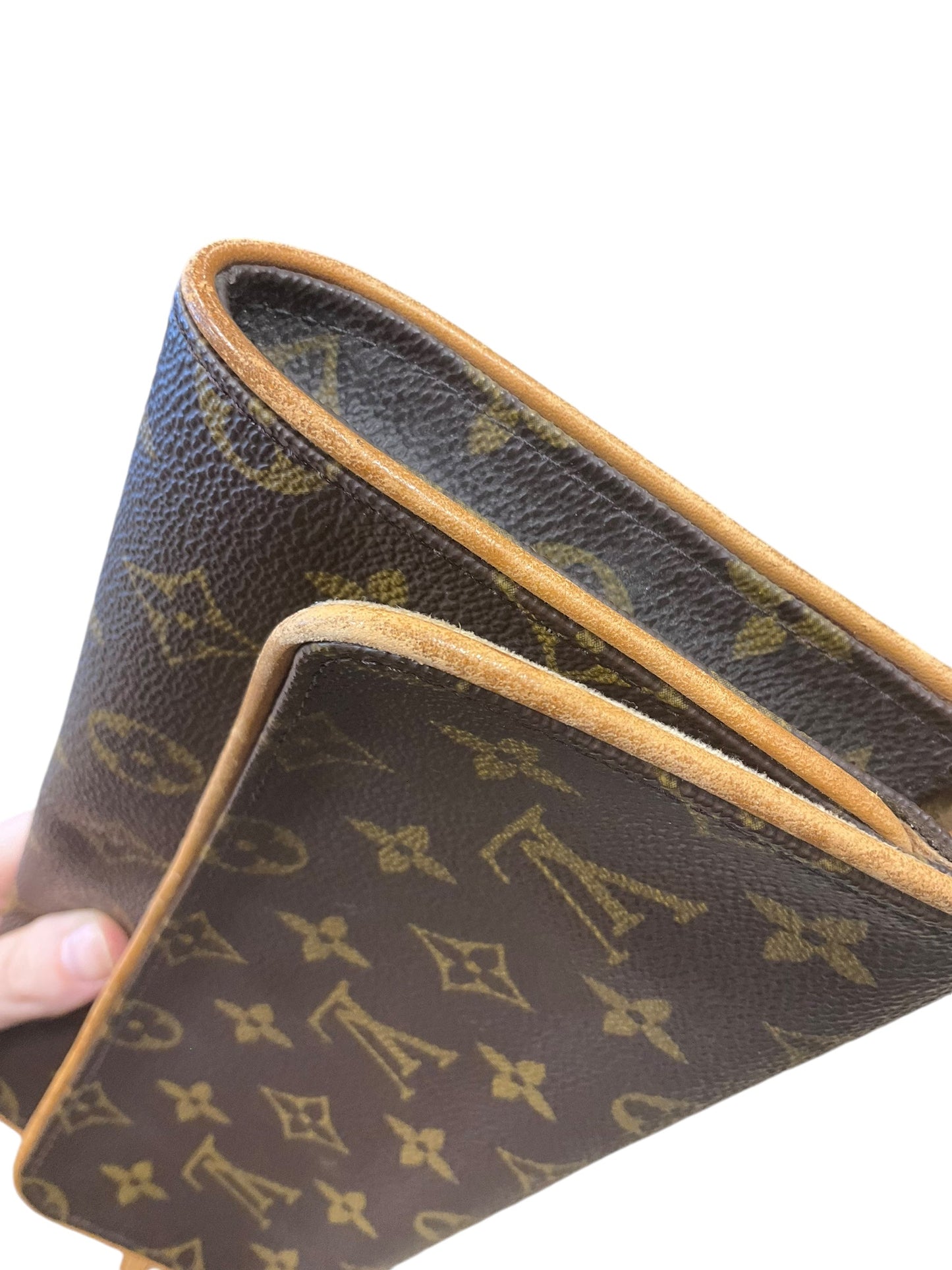 Crossbody Luxury Designer By Louis Vuitton, Size: Medium