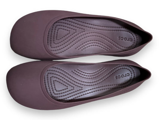 Shoes Flats By Crocs In Purple, Size: 7