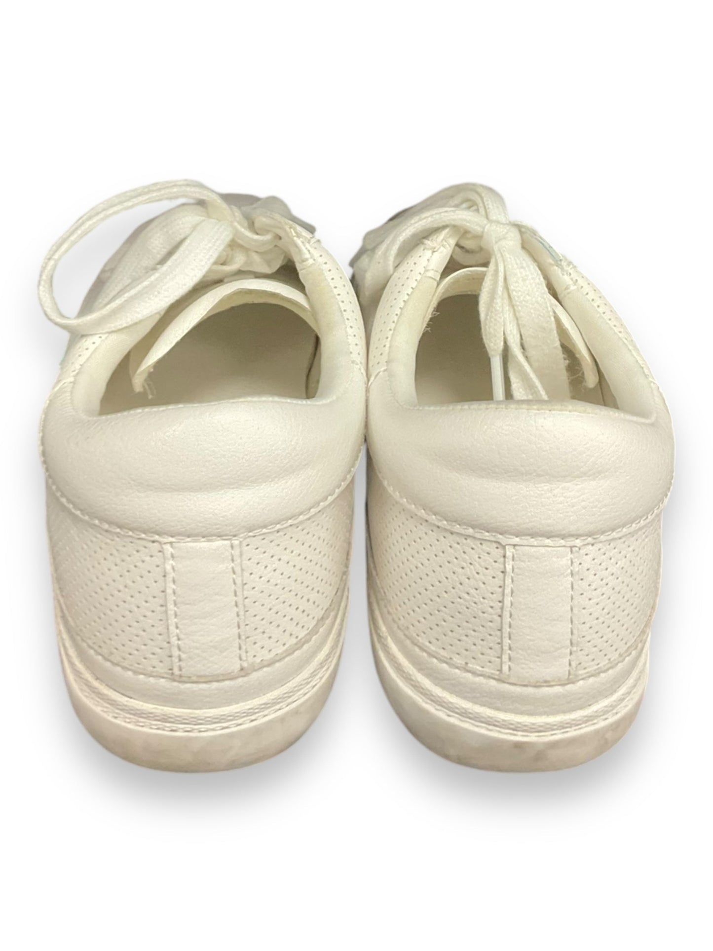 Shoes Sneakers By Clothes Mentor In White, Size: 9