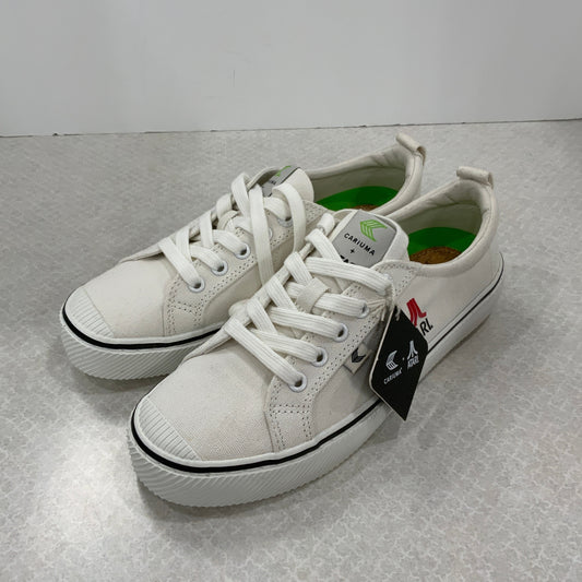 Shoes Sneakers By Cariuma In White, Size: 8.5