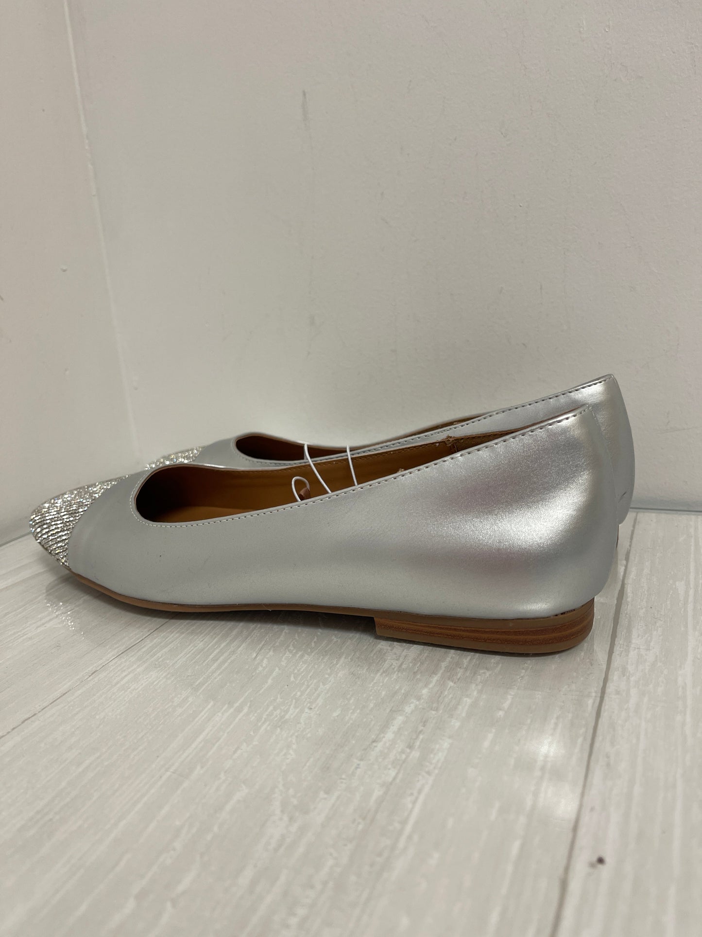 Shoes Flats By Kensie In Silver, Size: 9.5