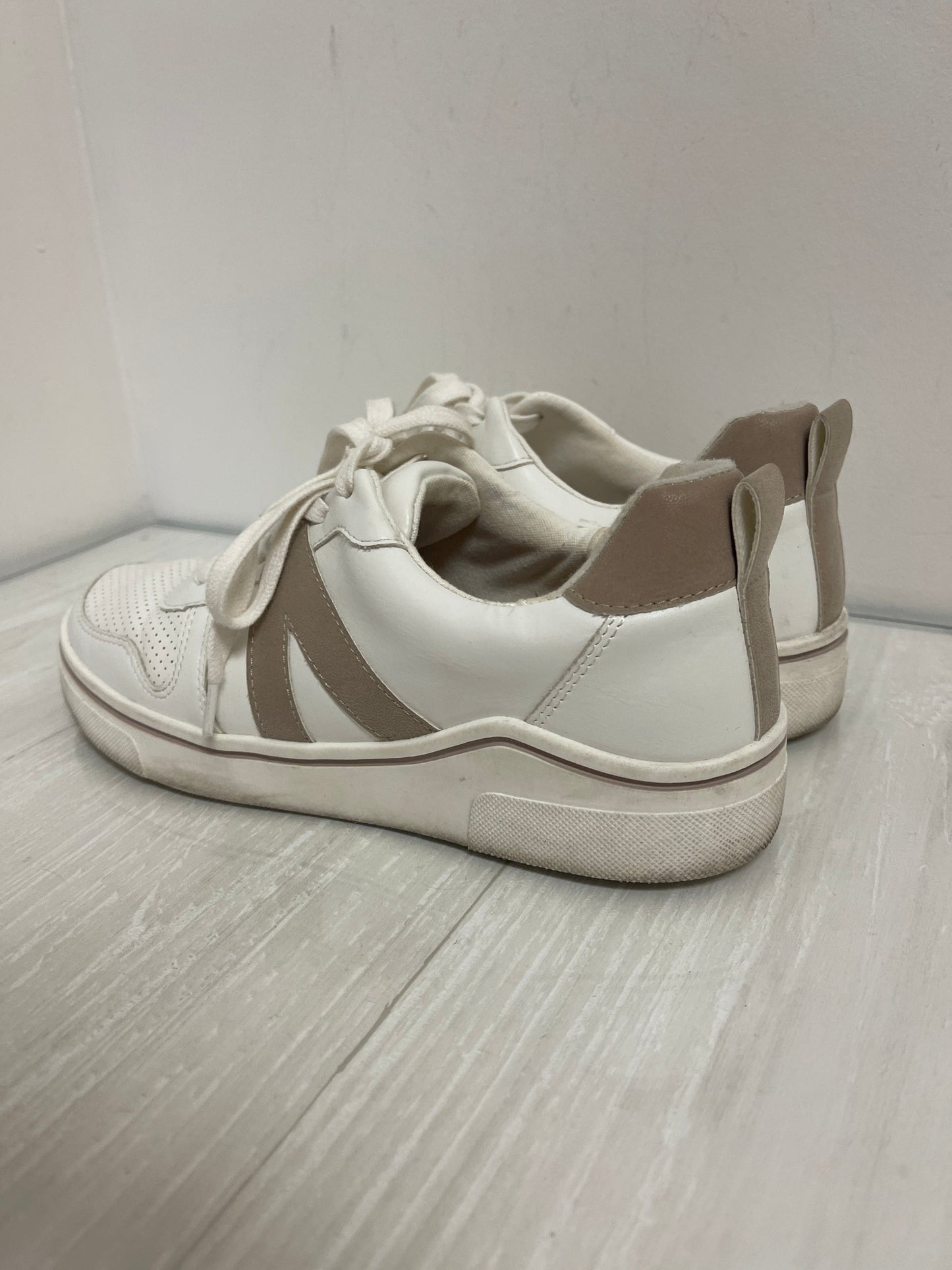 Shoes Sneakers By Mia In White, Size: 6