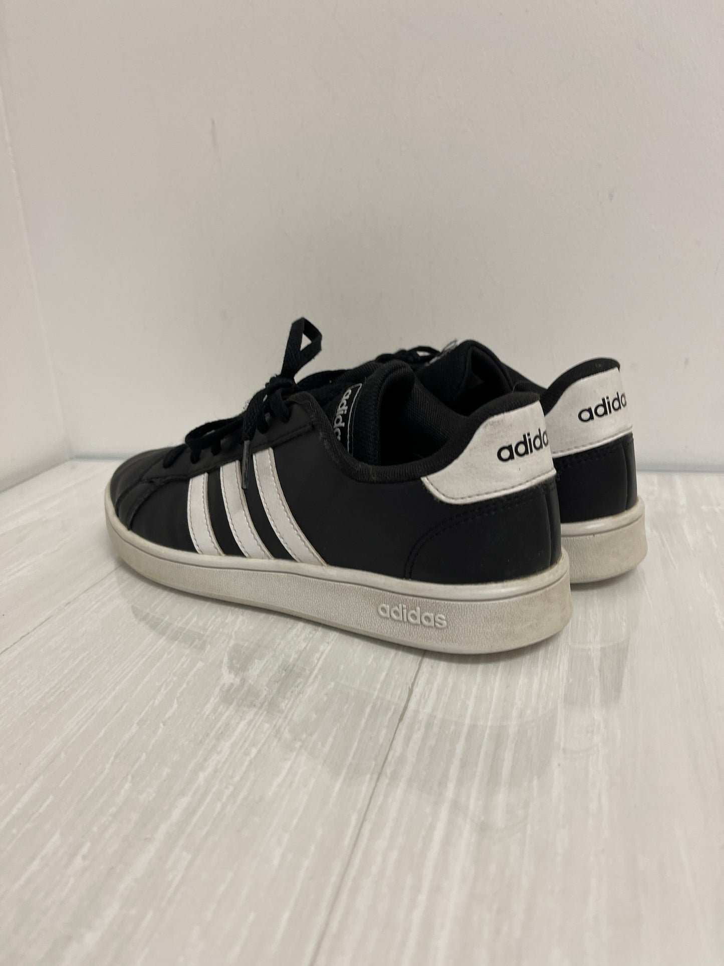 Shoes Sneakers By Adidas In Black, Size: 6