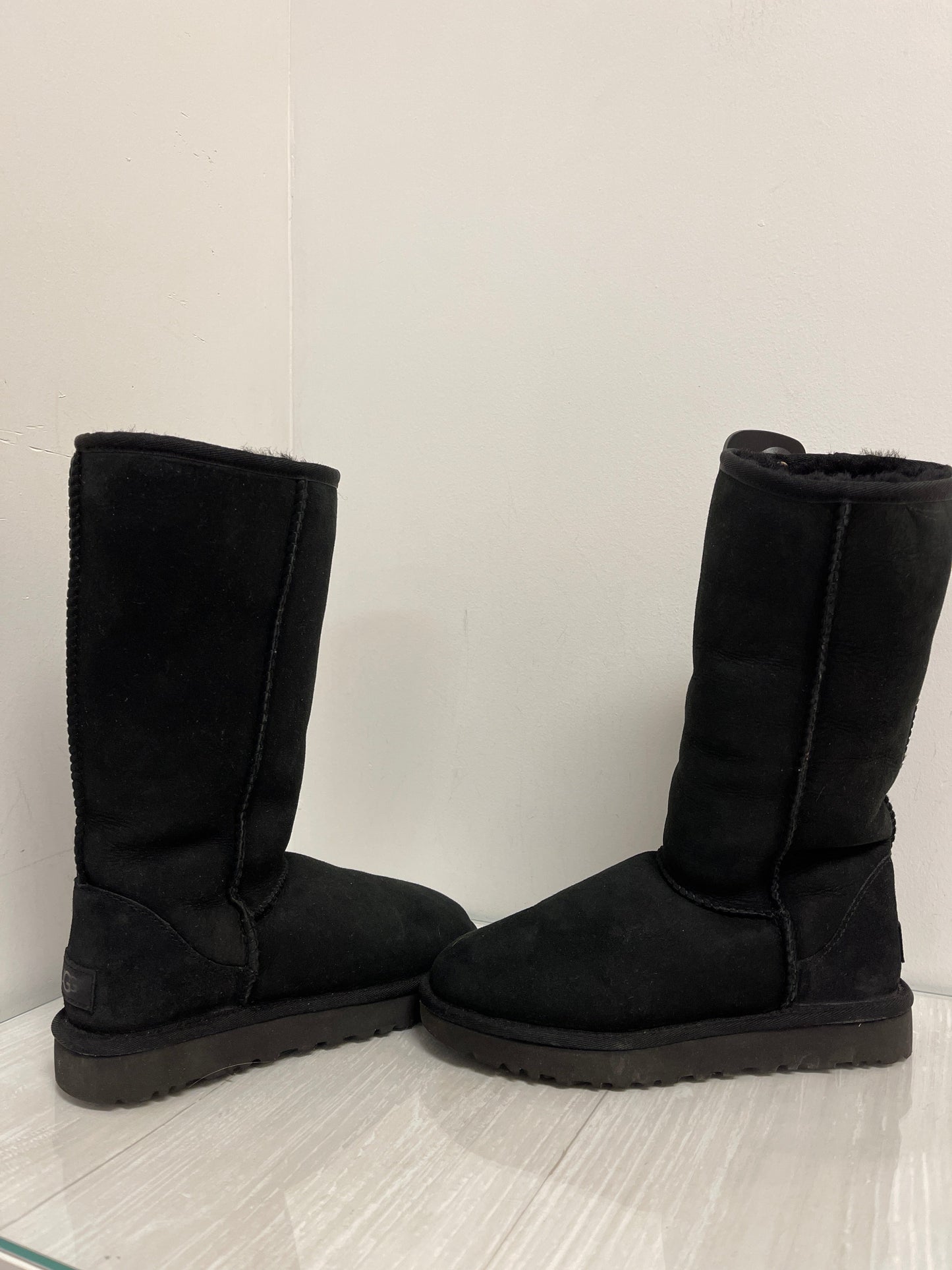 Boots Designer By Ugg In Black, Size: 6