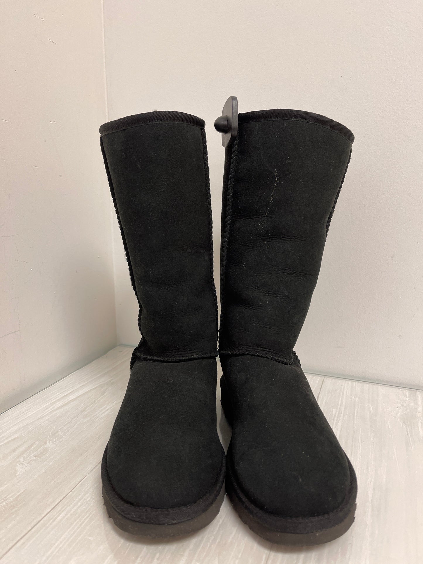 Boots Designer By Ugg In Black, Size: 6