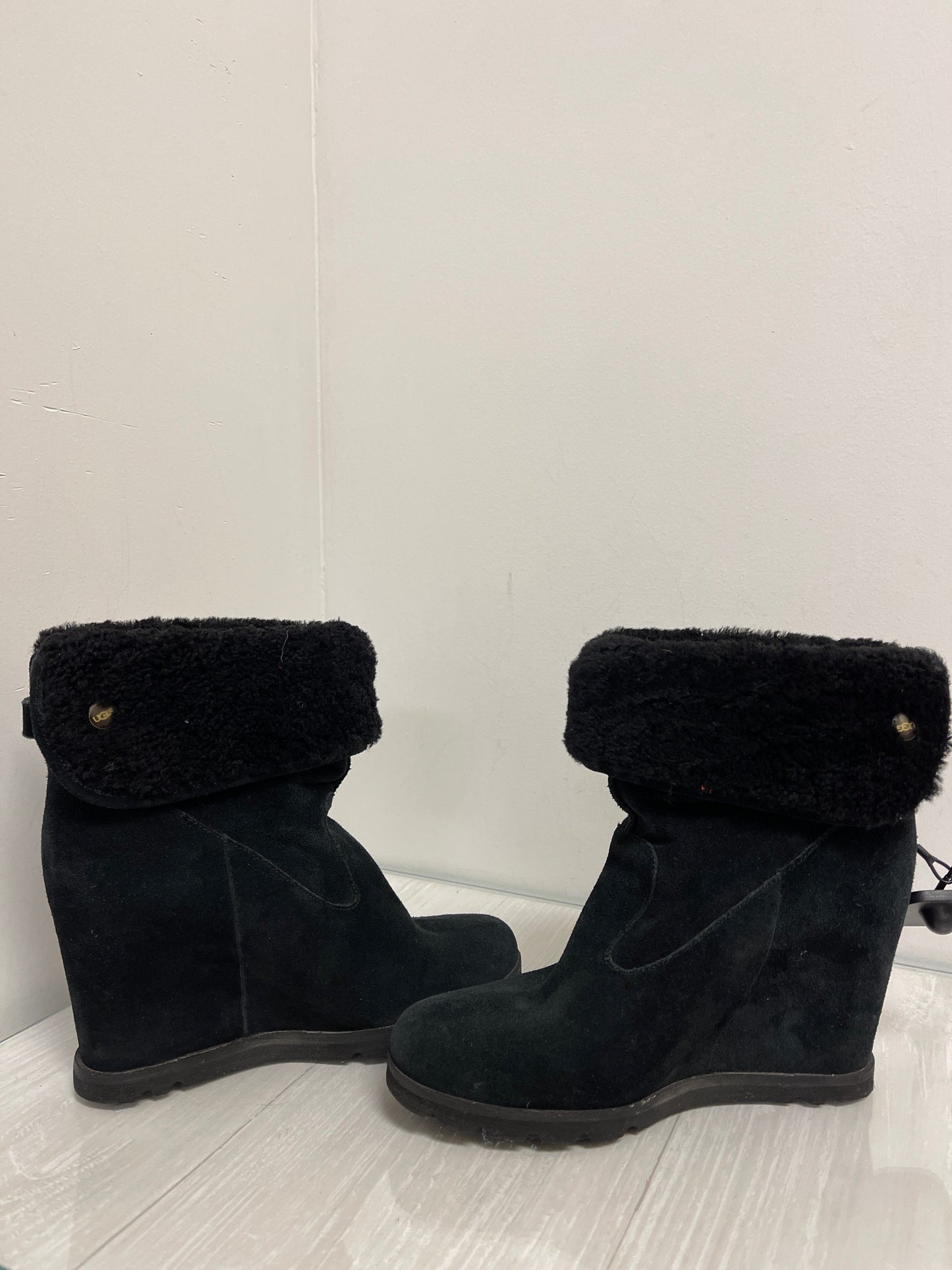 Boots Designer By Ugg In Black, Size: 8