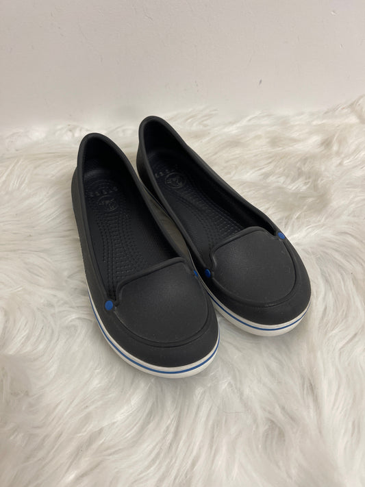 Shoes Flats By Crocs In Black, Size: 6