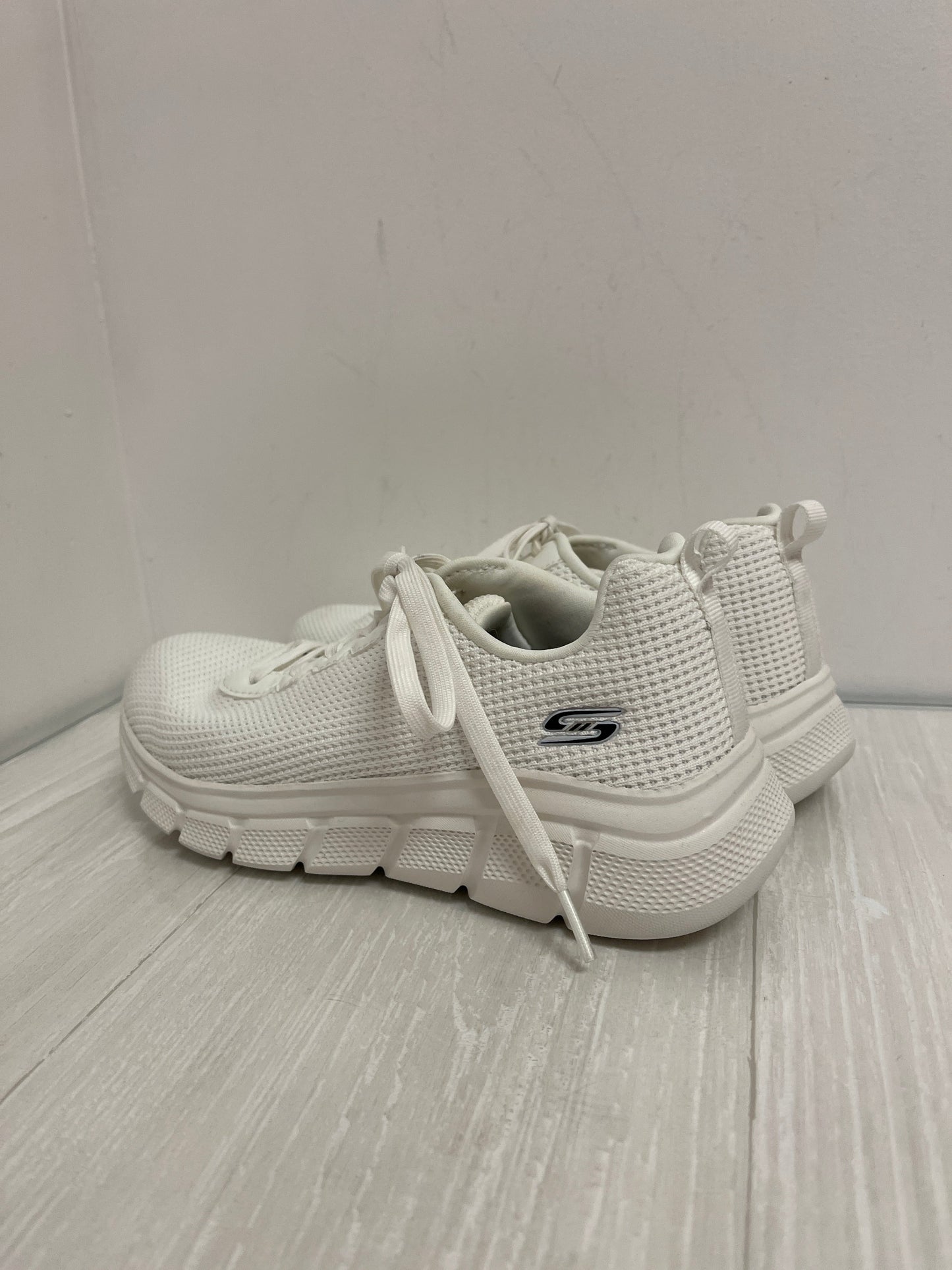 Shoes Athletic By Skechers In White, Size: 7.5