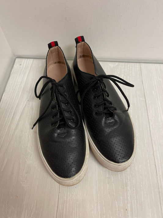 Shoes Sneakers By Clothes Mentor In Black, Size: 9.5