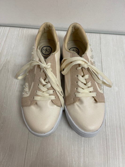 Shoes Sneakers By Clothes Mentor In Cream, Size: 6