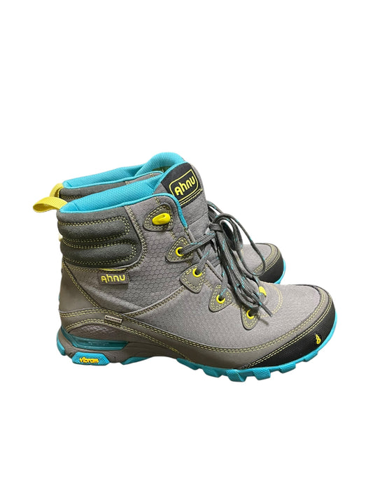 Boots Hiking By Clothes Mentor In Grey, Size: 7