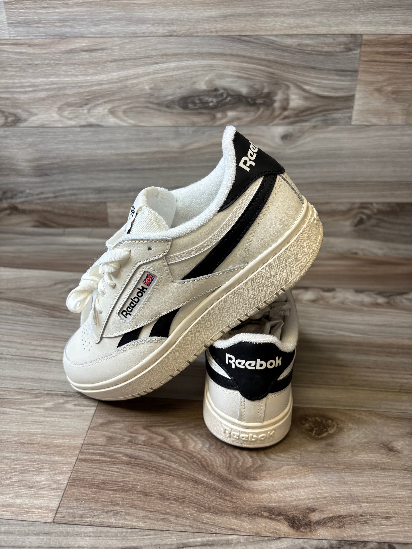 Shoes Sneakers By Reebok In Black & White, Size: 8