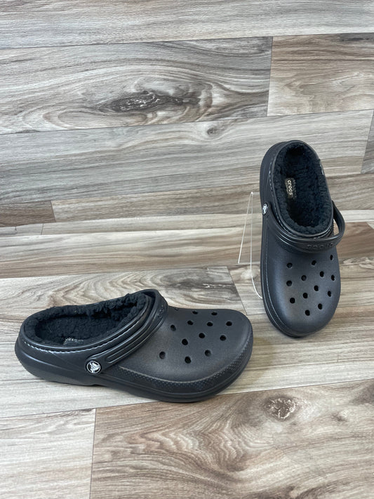 Shoes Flats By Crocs In Black, Size: 6