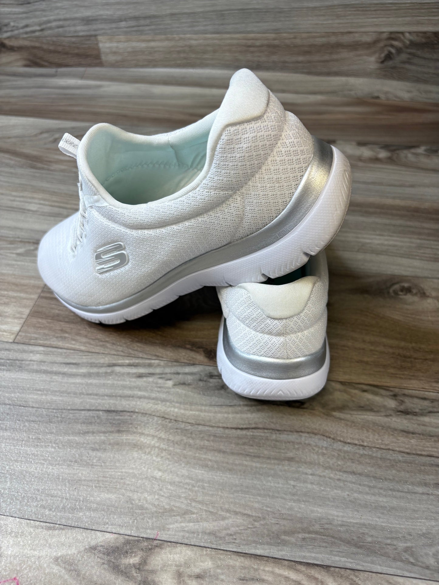 Shoes Sneakers By Skechers In White, Size: 9.5