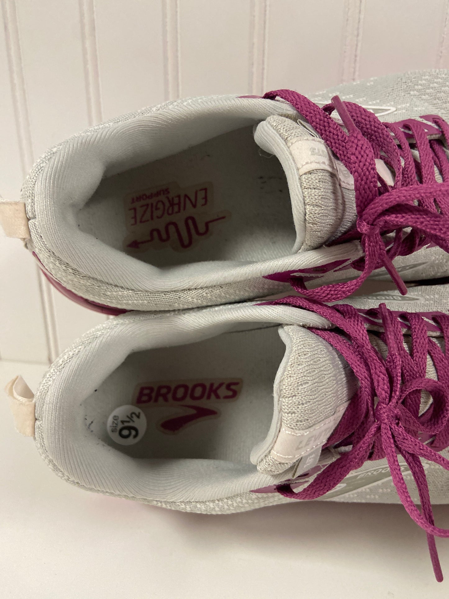 Shoes Athletic By Brooks In Cream & Pink, Size: 9.5