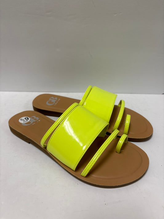 Yellow Sandals Flats Gianni Bini, Size 6.5