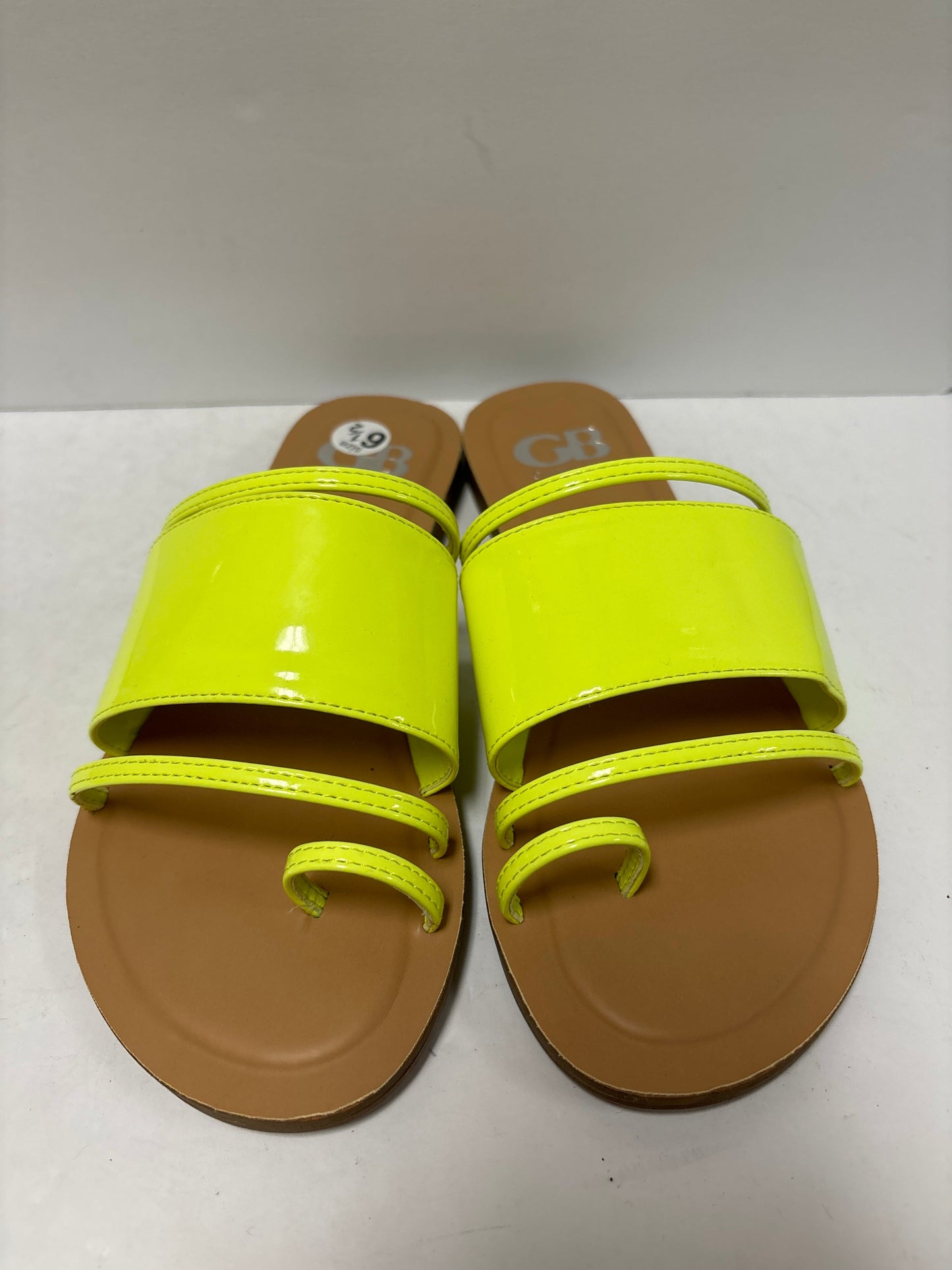 Yellow Sandals Flats Gianni Bini, Size 6.5