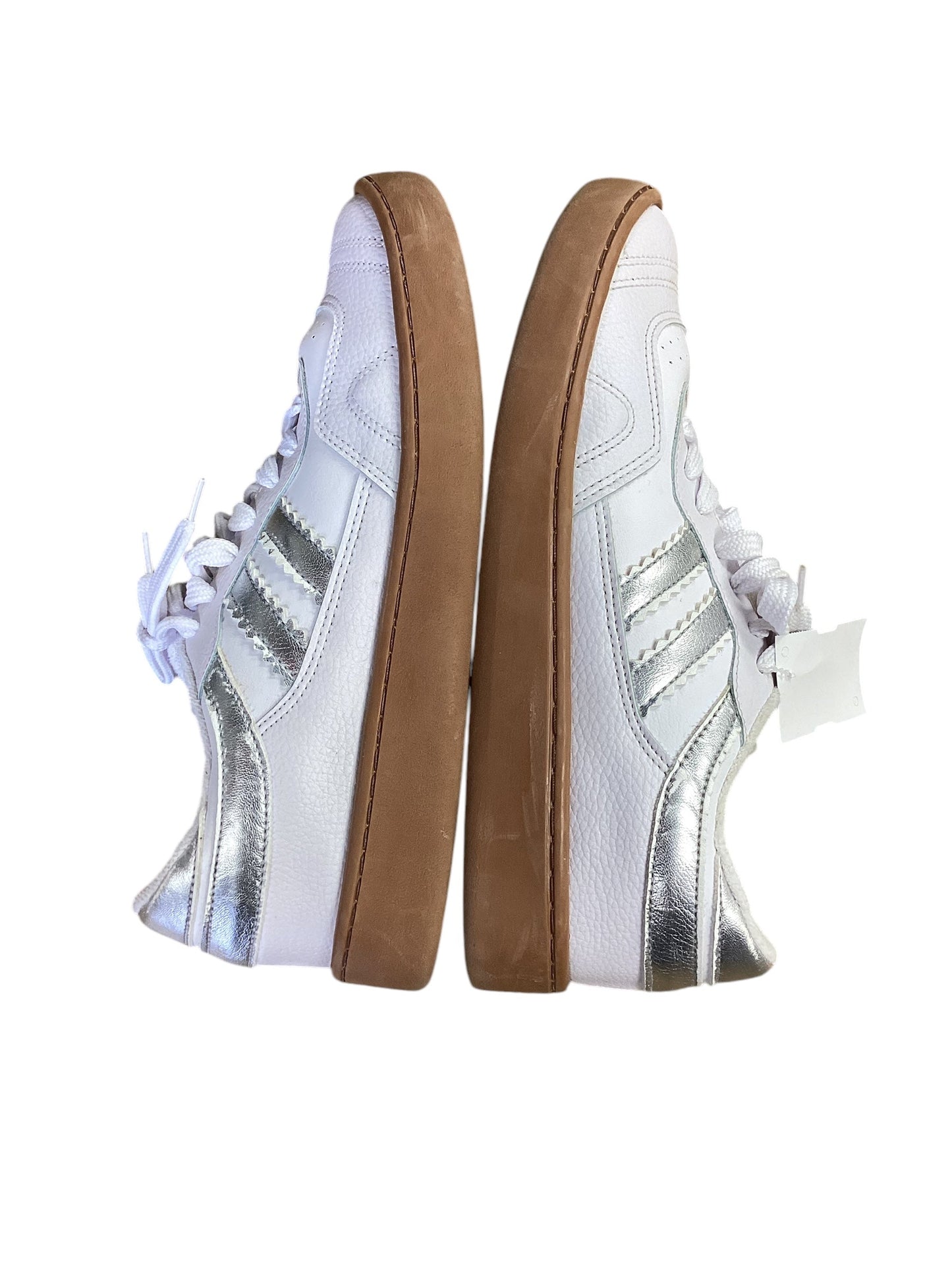 Shoes Sneakers By Clothes Mentor In Silver & White, Size: 6