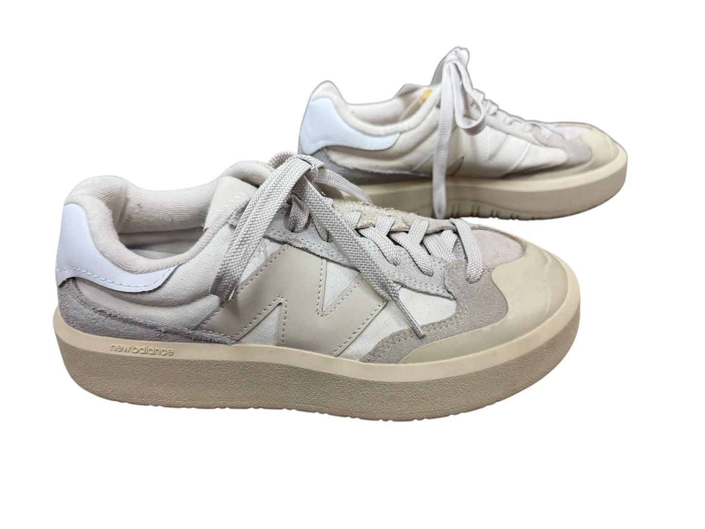 Shoes Sneakers By New Balance In Cream, Size: 7