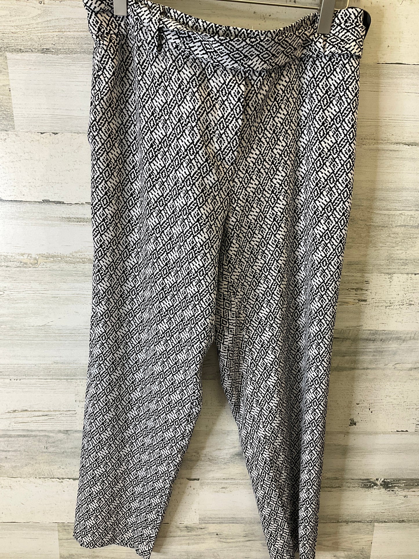 Pants Cropped By Chicos In Black & White, Size: 4