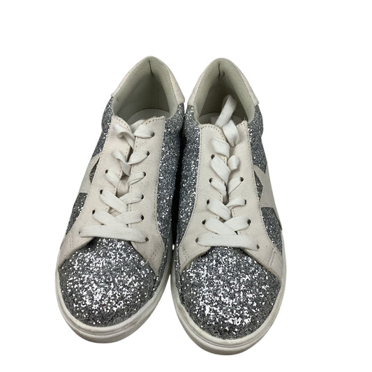 Shoes Sneakers By Clothes Mentor In Silver, Size: 9