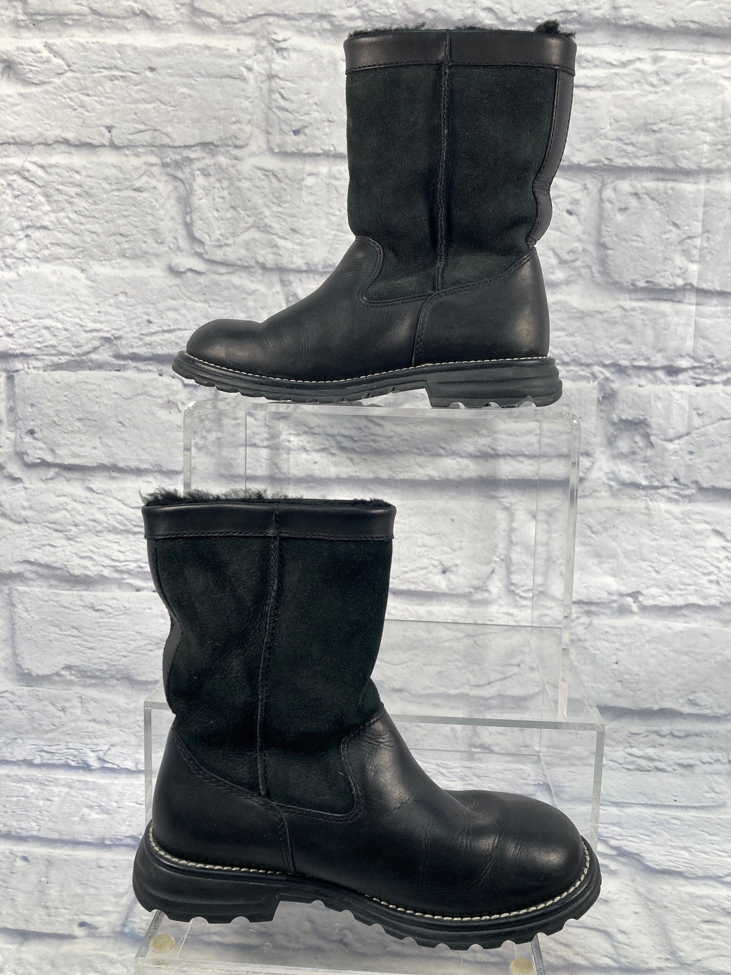 Boots Designer By Ugg In Black, Size: 6