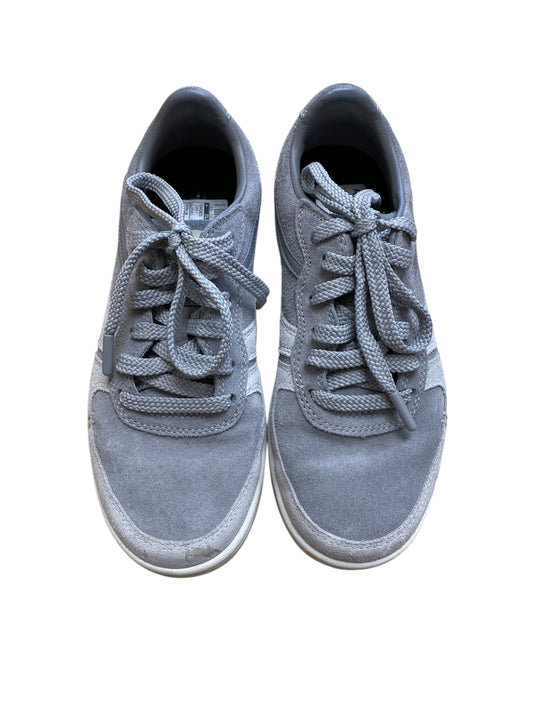 Shoes Sneakers By Clothes Mentor In Grey, Size: 7