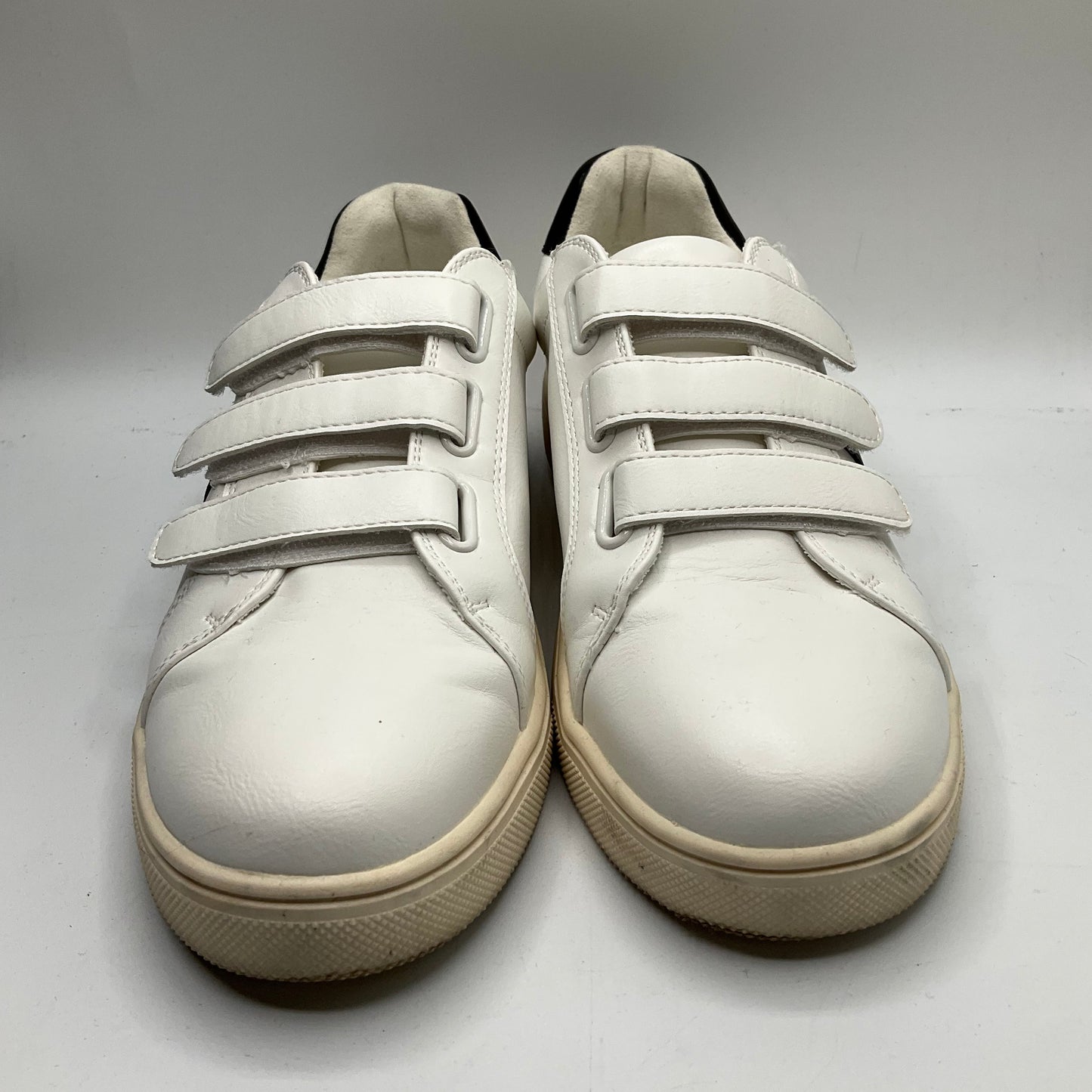 Shoes Sneakers By Mia In White, Size: 7.5