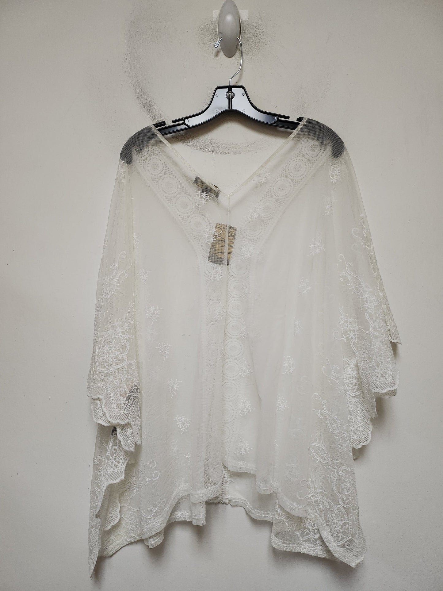 Top Short Sleeve By Suzanne Betro In White, Size: Xl