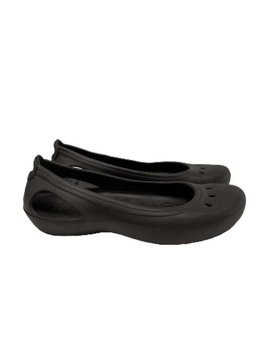 Shoes Flats By Crocs In Brown, Size: 8