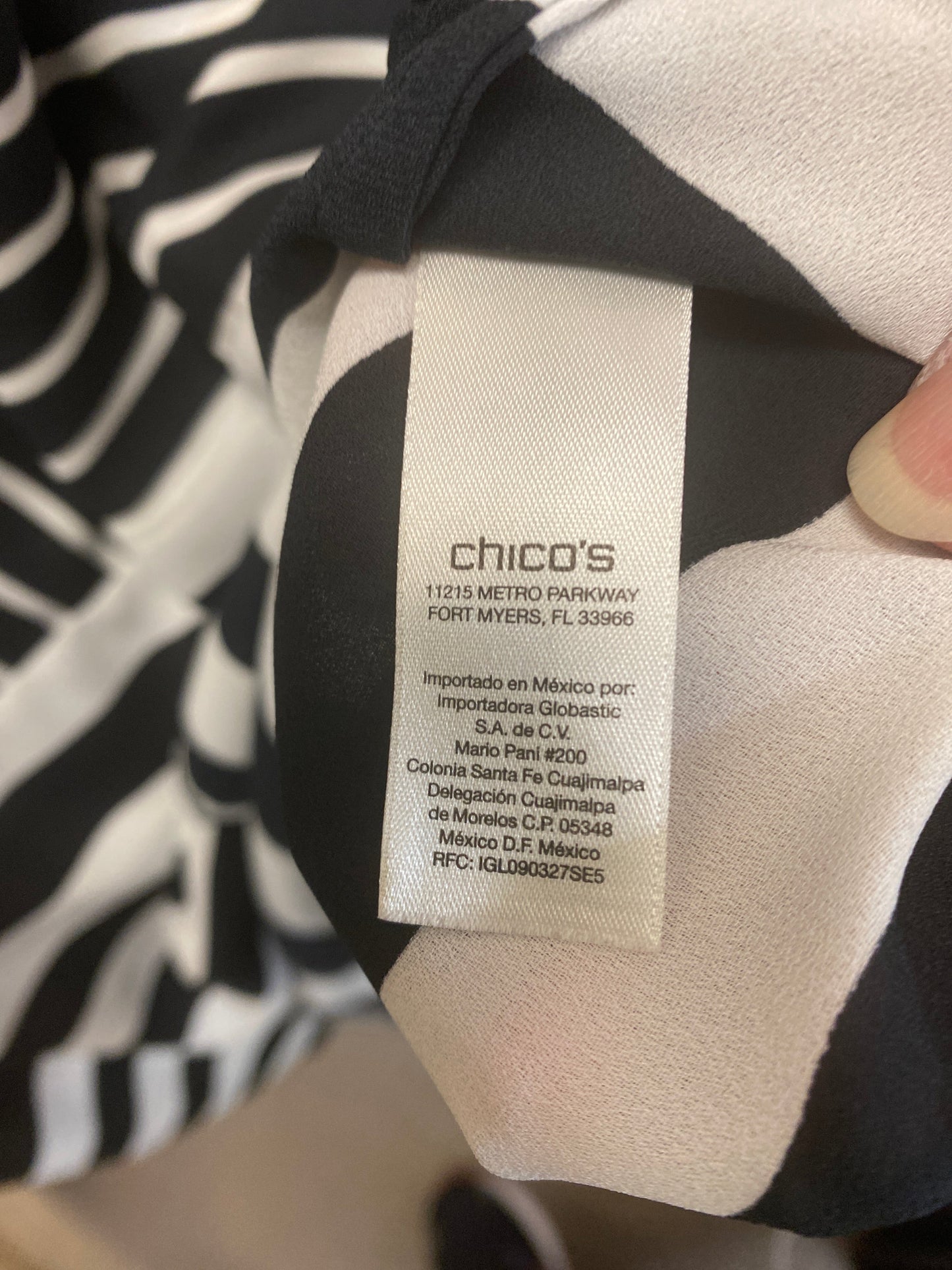 Top Long Sleeve By Chicos In Black & White, Size: L