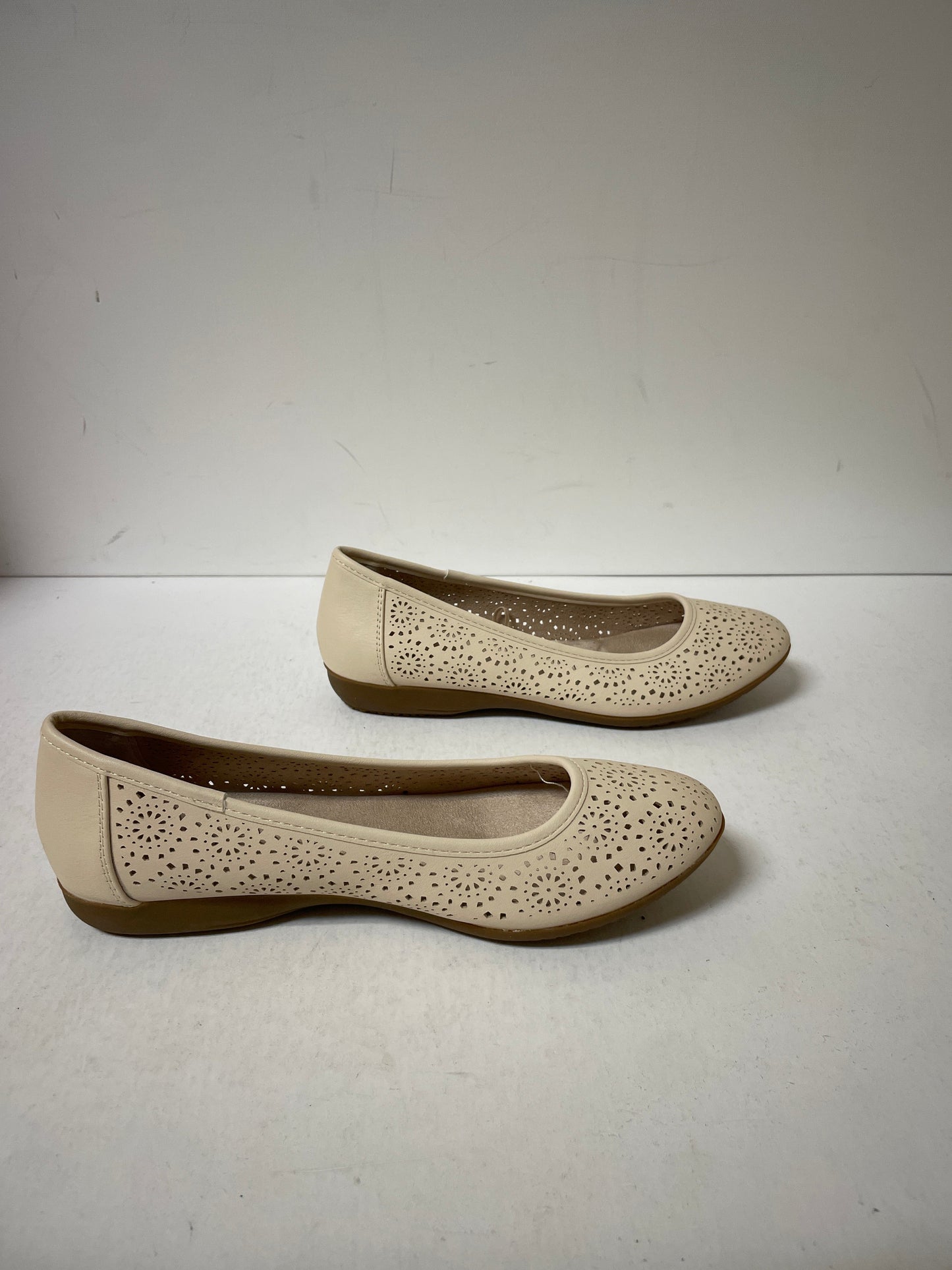 Shoes Flats By Croft And Barrow In Cream, Size: 7.5