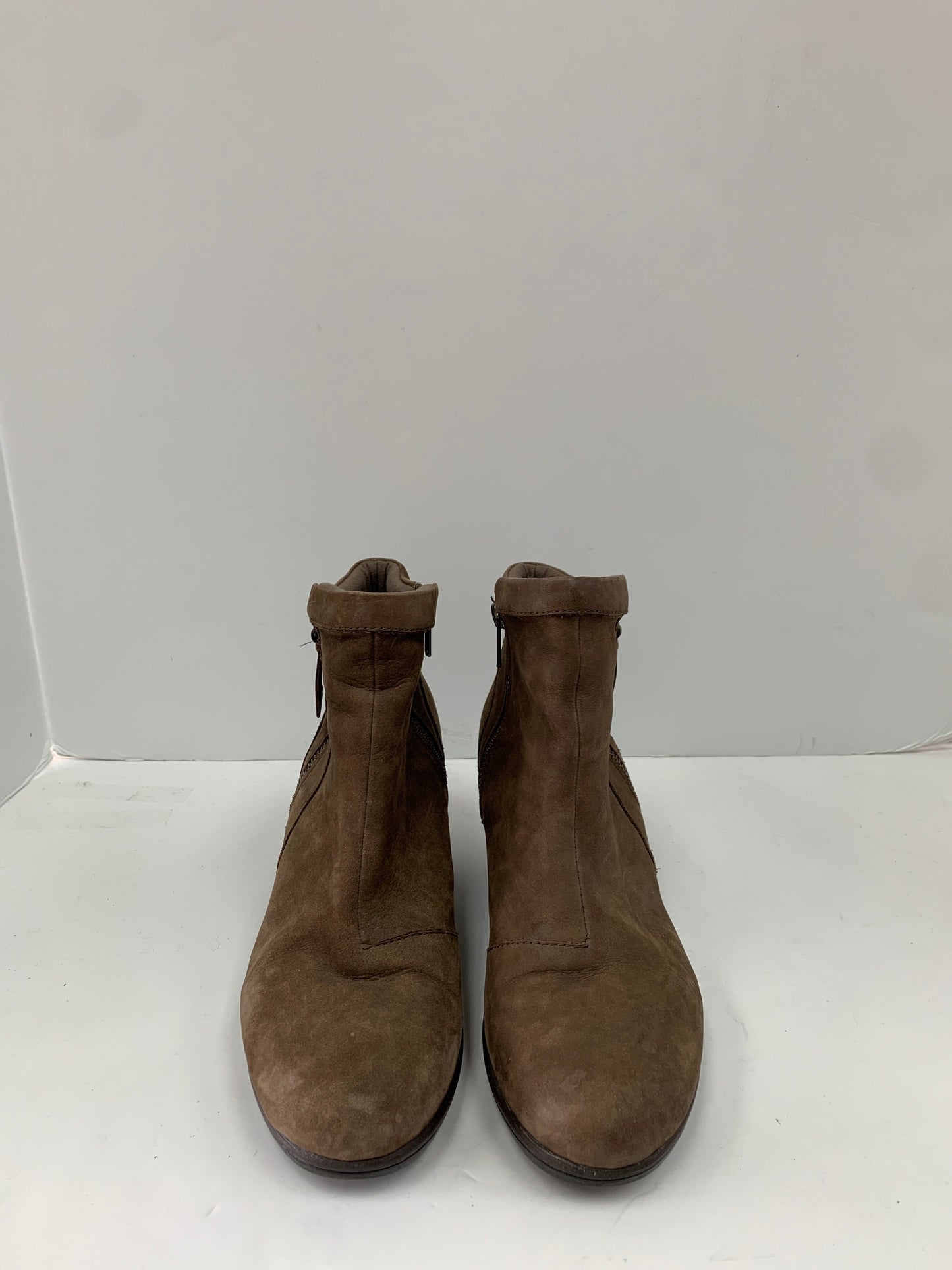 Boots Ankle Heels By Earth  Size: 8