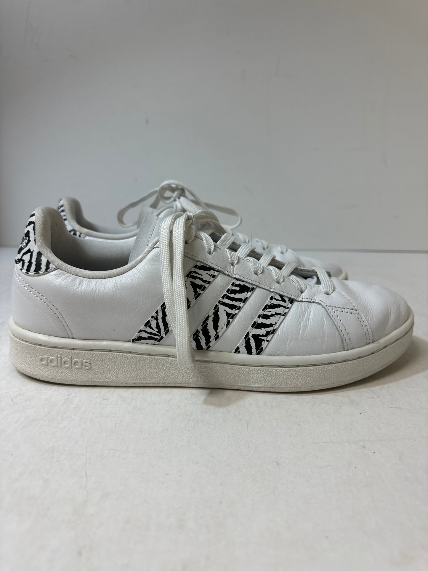 Shoes Sneakers By Adidas In Black & White, Size: 8.5