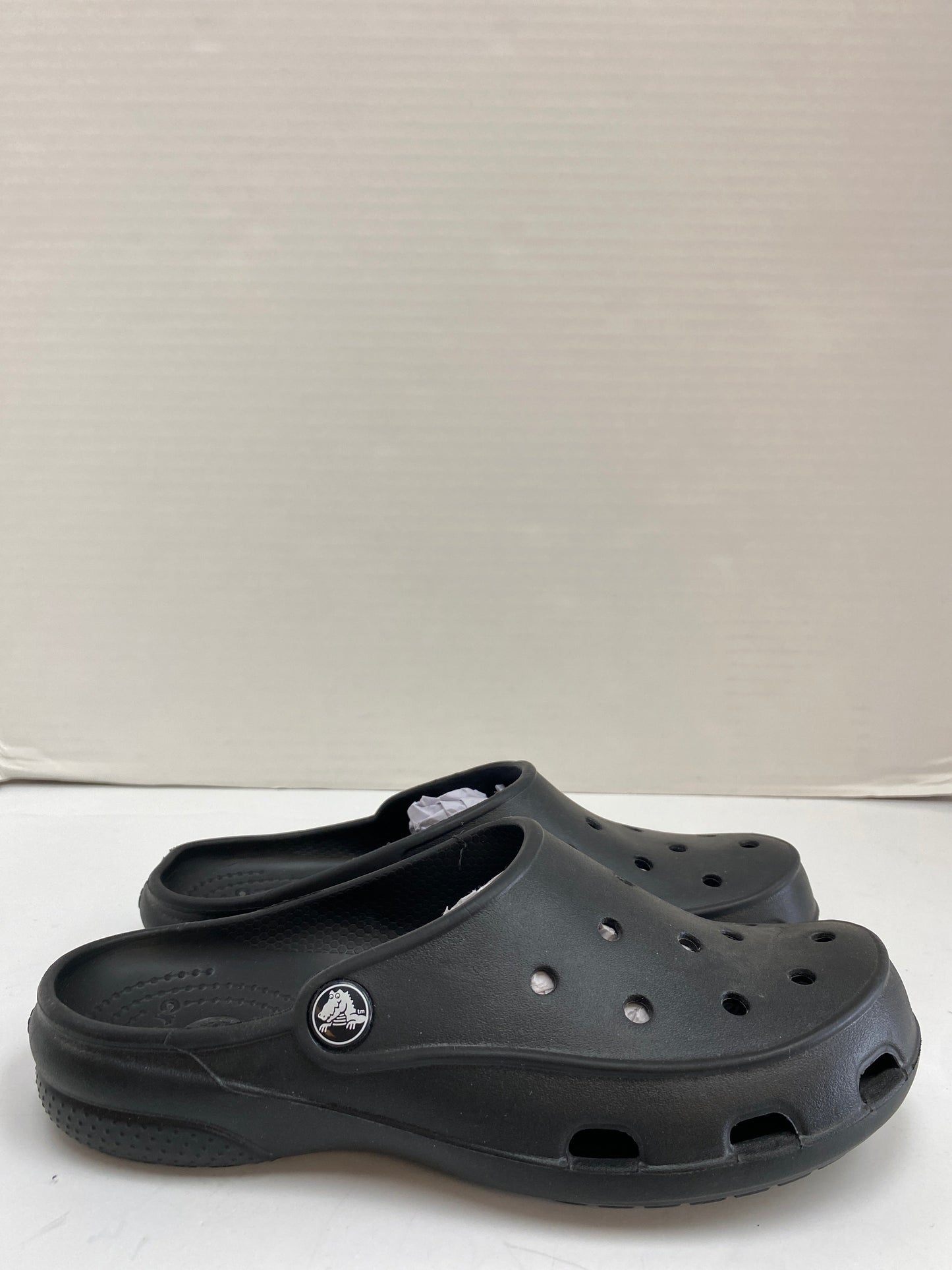 Shoes Flats By Crocs In Black, Size: 6