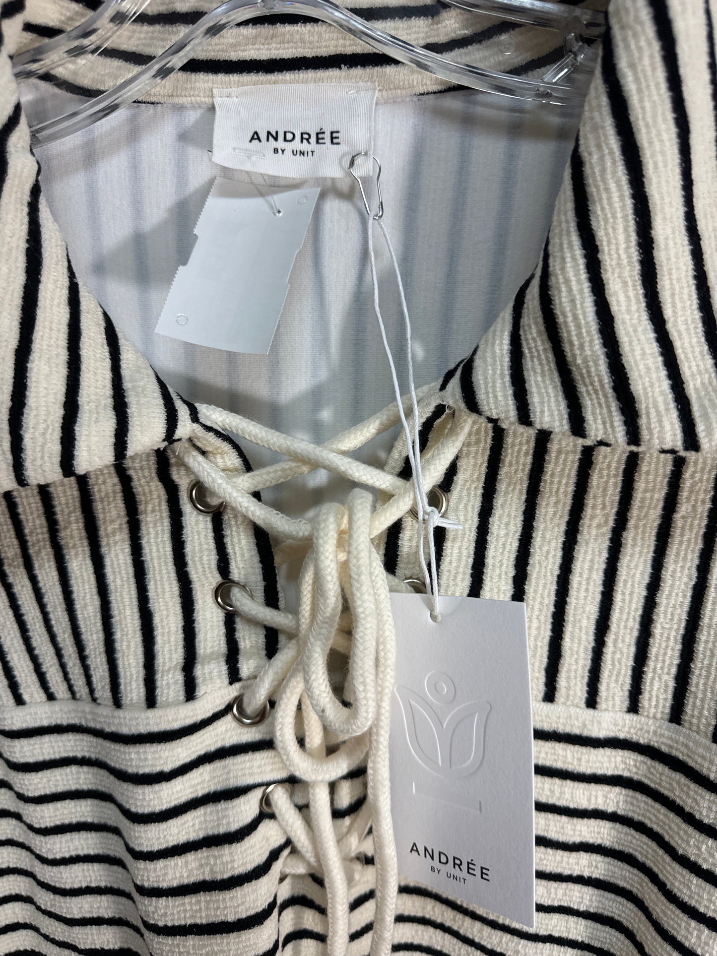 Top Long Sleeve By Andree By Unit In Cream, Size: L