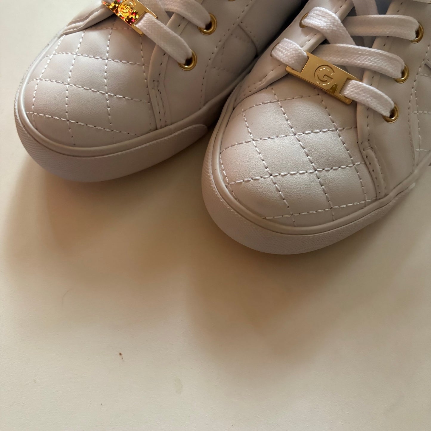 Shoes Athletic By Guess In White, Size: 6.5