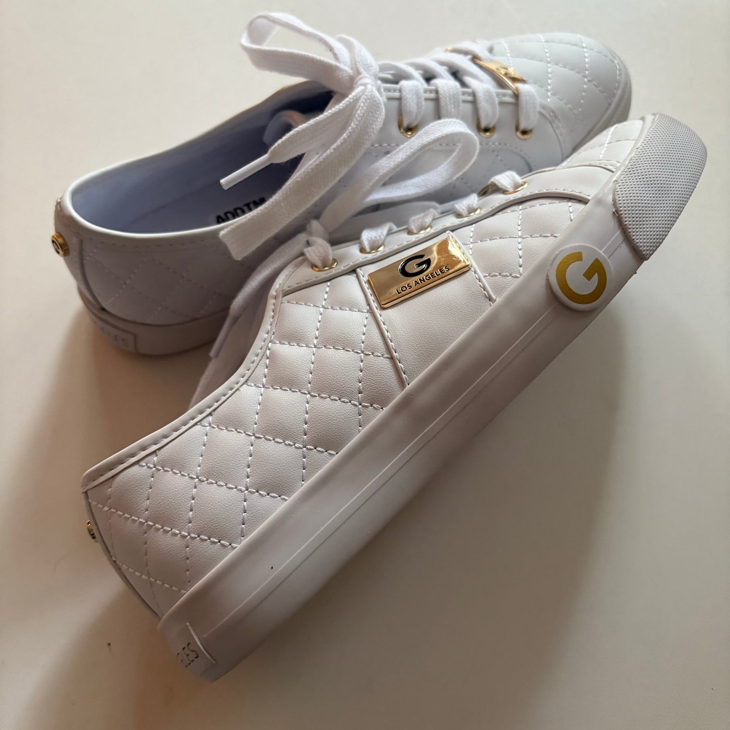 Shoes Athletic By Guess In White, Size: 6.5