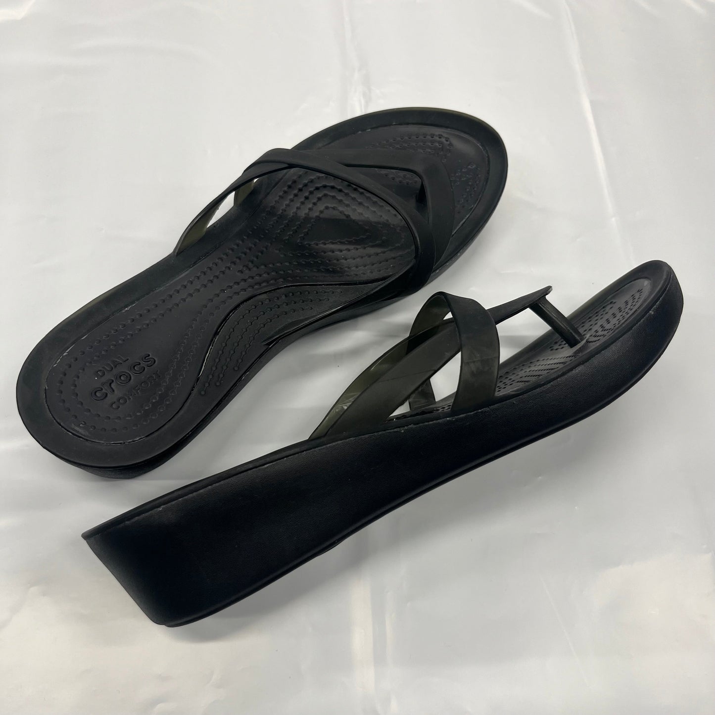 Shoes Flats Other By Crocs In Black, Size: 8