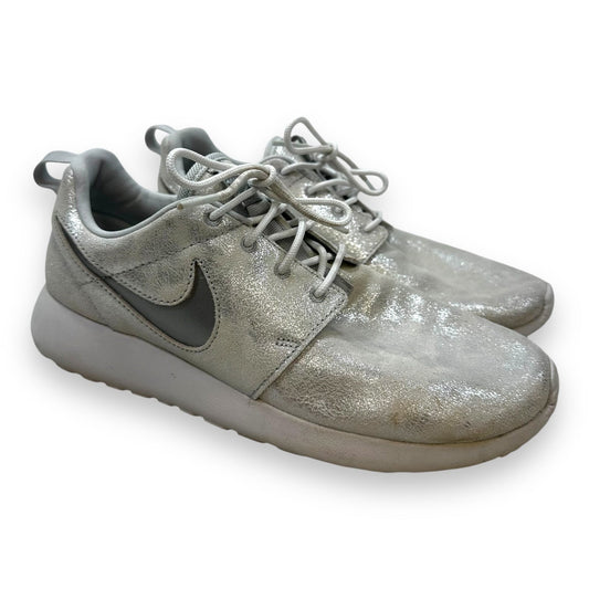 Shoes Sneakers By Nike Apparel In Silver, Size: 8